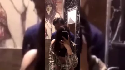 骚屄边挨草边自拍！说在男友身边偷情太刺激了